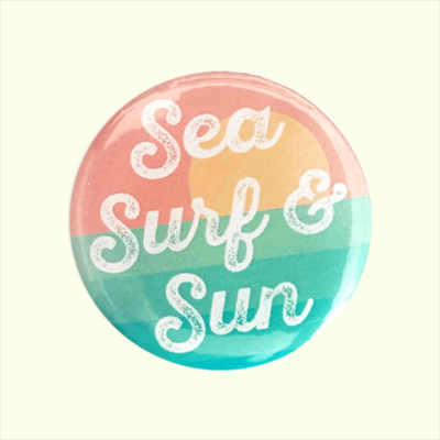 Badge surfeur ecriture sea surf and sun