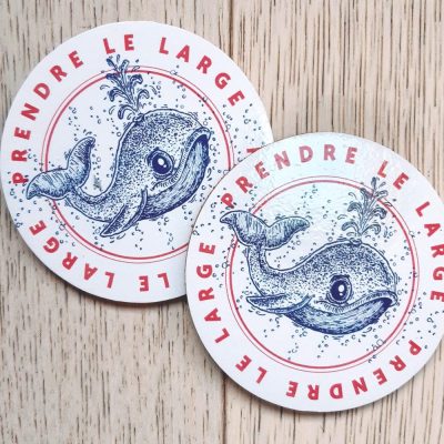 dessous de verre en liège imprimé en bretagne illustration baleine bleu et rouge