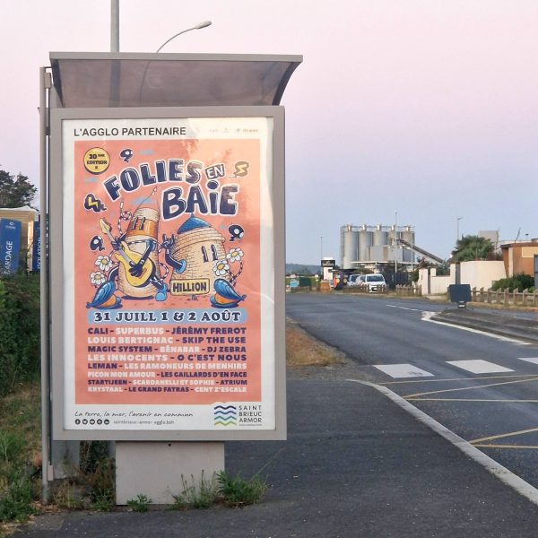 AfficheFoliesenbaie Affiche dans un abris bus réalisée pour le festival de musique FOLIE EN BAIE