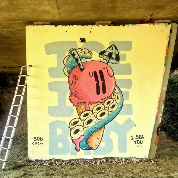 FresqueGlace Graffiti fresque murale représentant une glace avec un smiley, entouré par une tentacule de poulpe